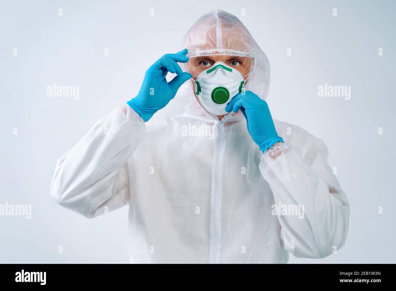Gesundheitsarbeiter in Schutzanzug und medizinische Maske bereit zu arbeiten. Gesundheitskonzept. Stockfoto