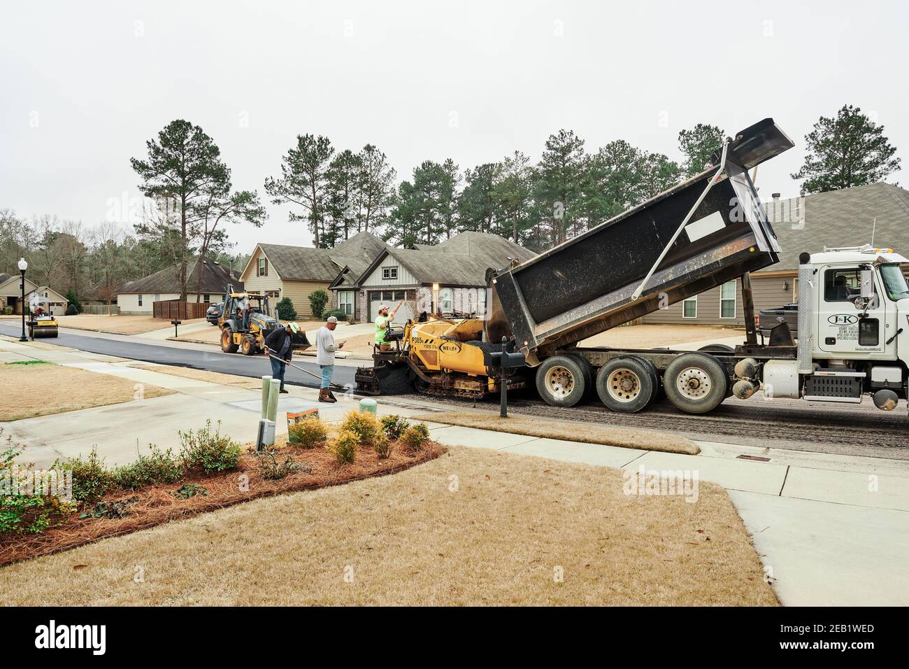 Respaving oder Resurfacing von Asphalt Crew und Maschinen Respaving einer Stadtstraße in Pike Road Alabama, USA. Stockfoto
