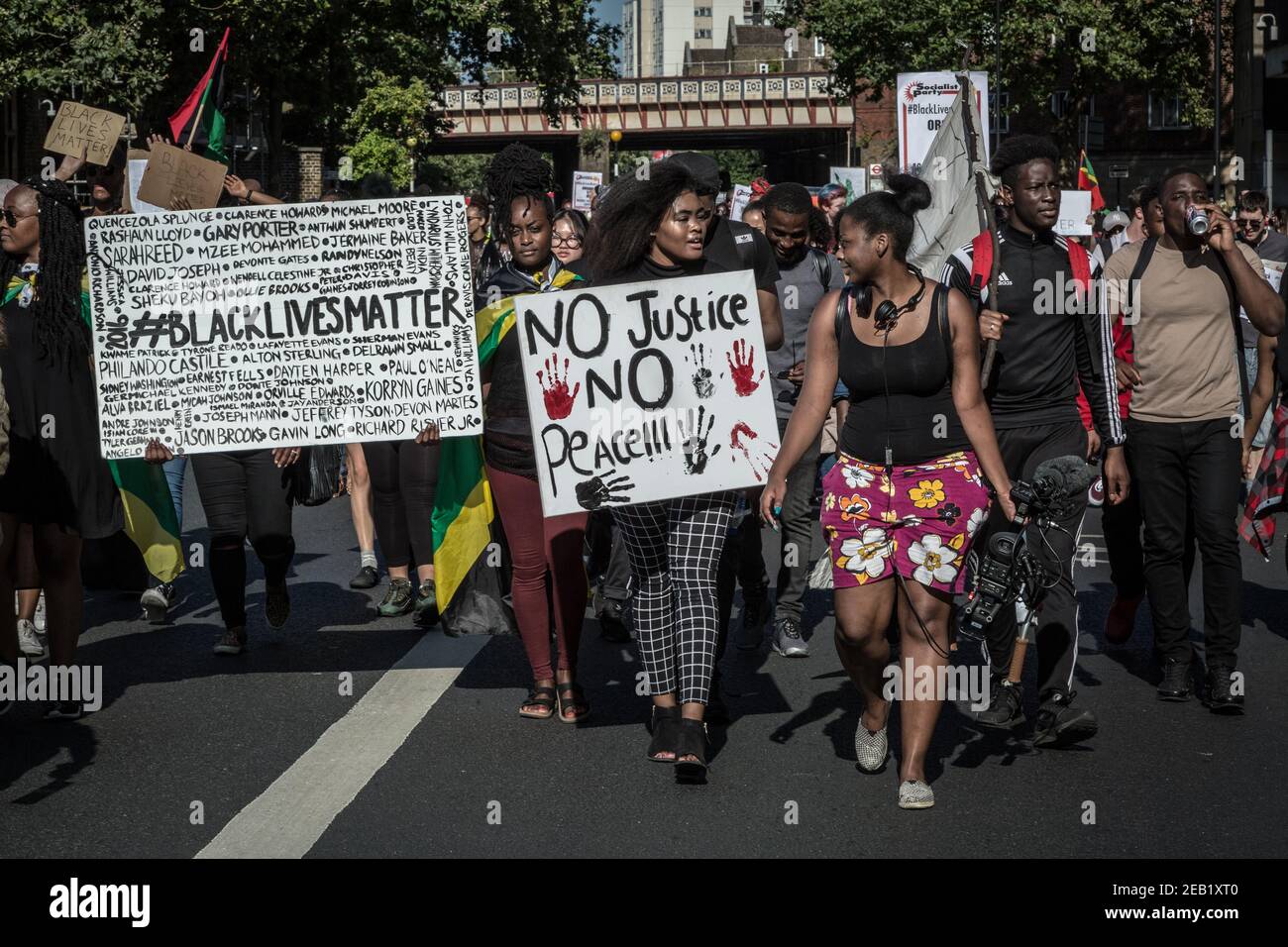 Black Lives Matter Demonstranten marschieren an einem landesweiten Aktionstag im ganzen Land durch Westminster in Richtung Downing Street. London, Großbritannien. Stockfoto