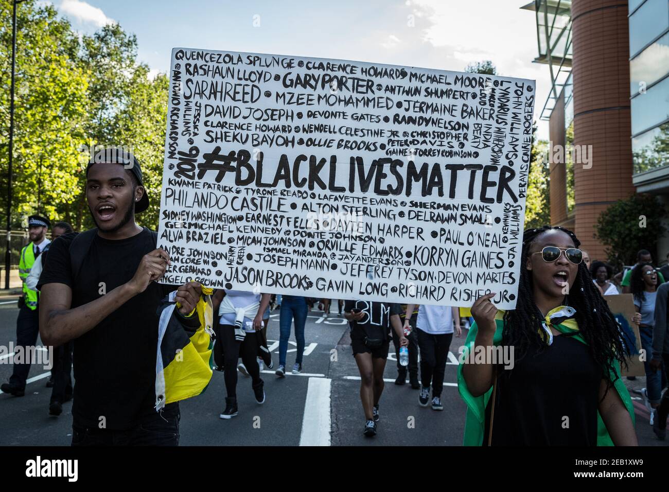 Black Lives Matter Demonstranten marschieren an einem landesweiten Aktionstag im ganzen Land durch Westminster in Richtung Downing Street. London, Großbritannien. Stockfoto