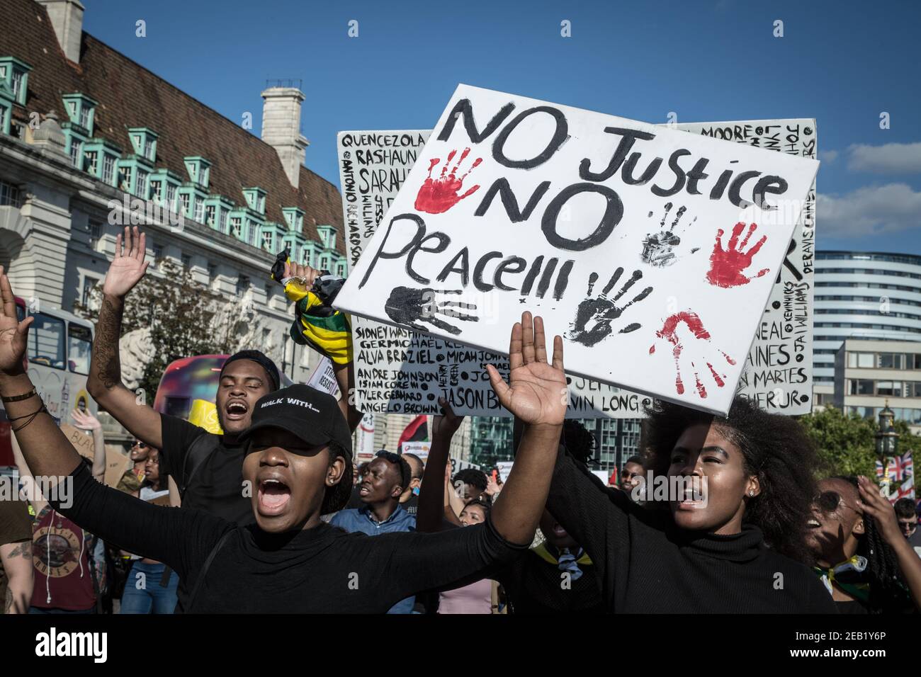 Black Lives Matter Demonstranten marschieren an einem landesweiten Aktionstag im ganzen Land durch Westminster in Richtung Downing Street. London, Großbritannien. Stockfoto