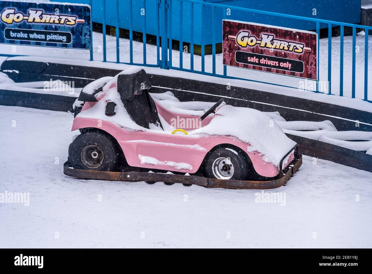 Lone Go Kart im Adventure Island Themenpark in Southend on Sea, Essex, UK, mit Schnee von Storm Darcy. Allein draußen. Isoliert Stockfoto