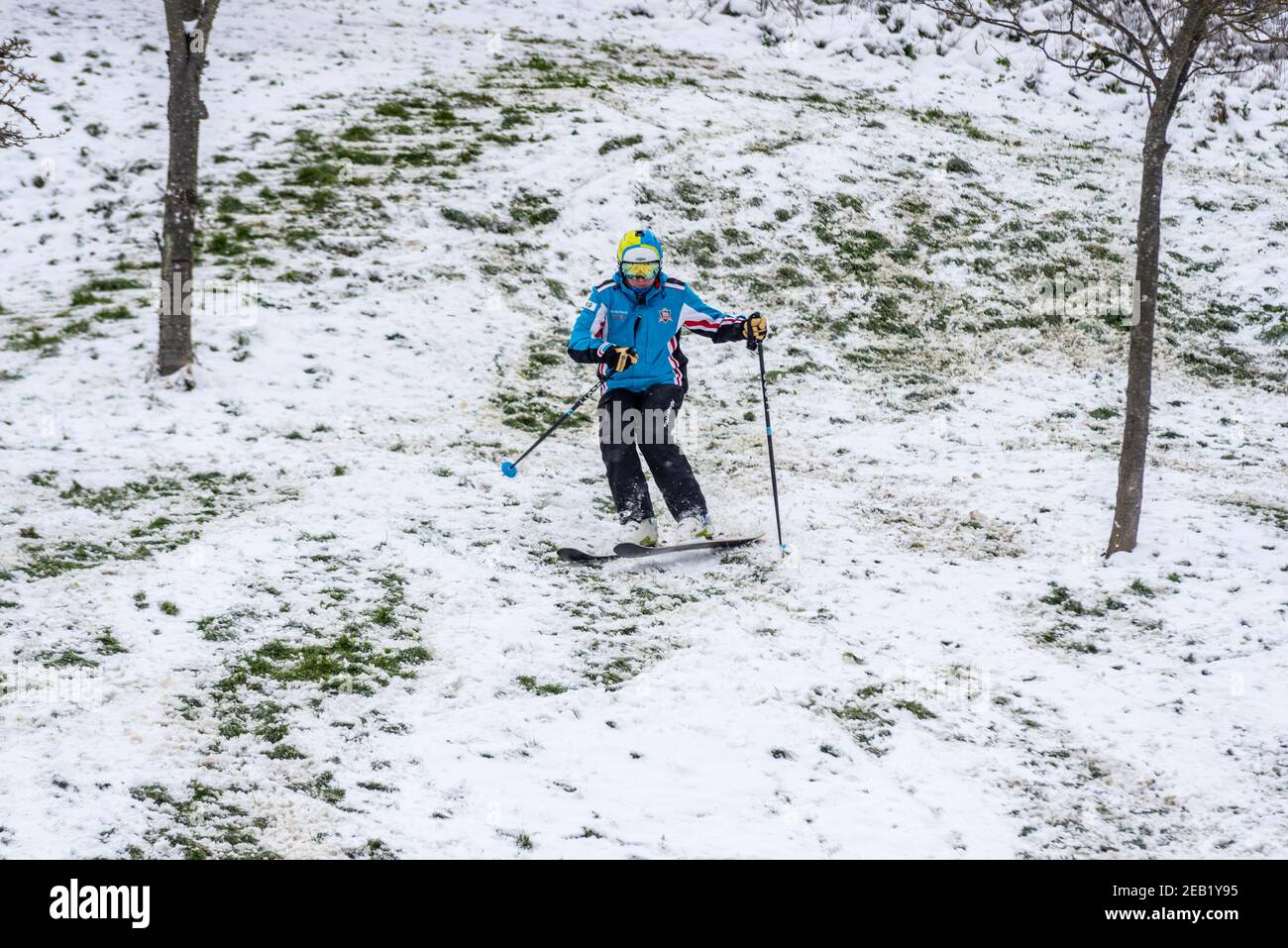 Skifahrer, die Cliff Gardens in Southend on Sea, Essex, Großbritannien, mit Schnee von Storm Darcy abfahren. Nutzen Sie das ungewöhnliche Wetter während des Sperrens Stockfoto