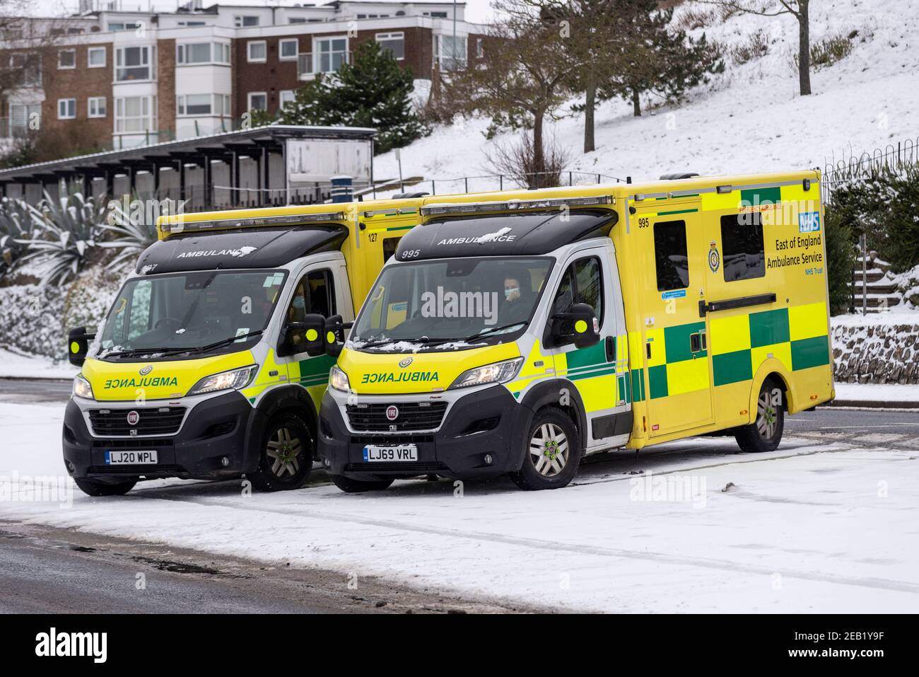 NHS Krankenwagen parkten während einer Pause auf der Western Esplanade in Southend on Sea, Essex, Großbritannien, mit Schnee von Storm Darcy, während der COVID 19 Pandemie Stockfoto