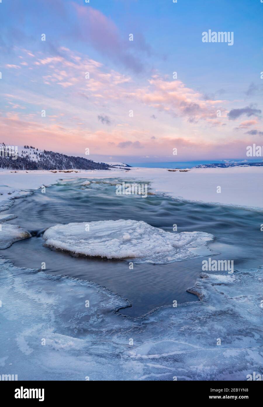 Yellowstone National Park, Wyoming: Lamar River im Winter bei Sonnenaufgang Stockfoto