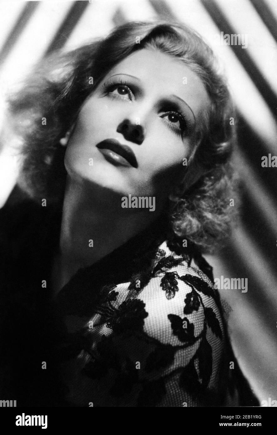 1939 ca., ITALIEN : die gefeierte italienische Filmschauspielerin ISA MIRANDA ( 1905 - 1982 ) , Geburtsname Ines Isabella Sampiero - FILM - KINO - FILM - Attrice - femme fatale - blondie - blondes Haar - bionda - capelli biondi - pizzo - Spitze - spalla - spalle - Schultern - Schulter - Zigarette ---- Archivio GBB Stockfoto