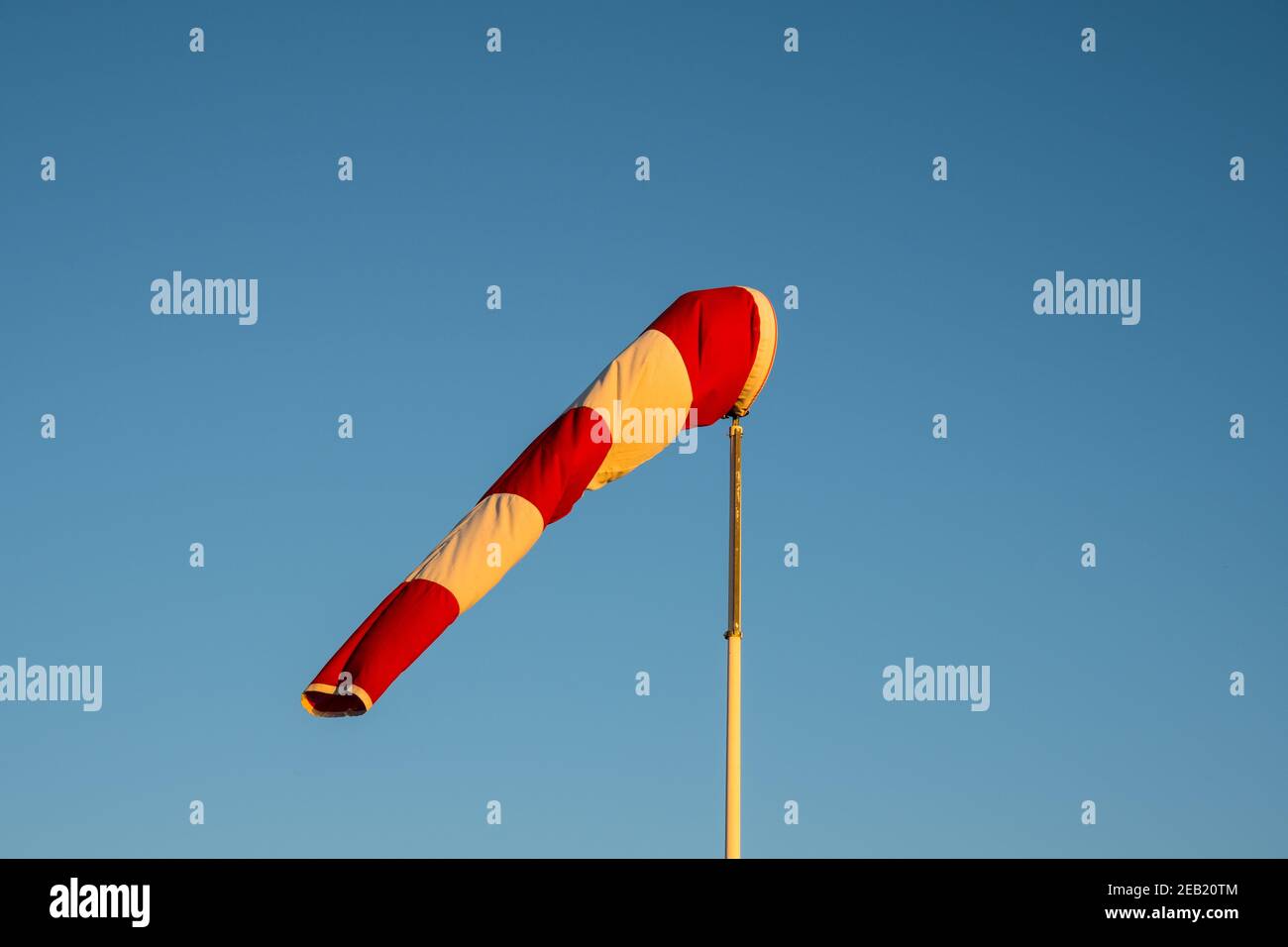 Windsack auf blauem Himmel Hintergrund an einem sonnigen Tag Stockfoto