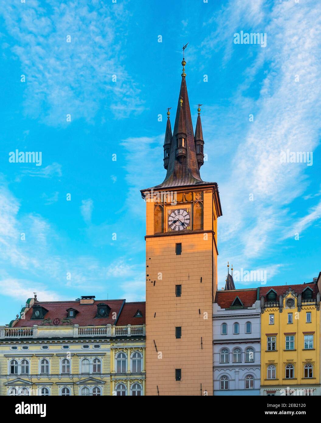 Antiker Uhrenturm bei Sonnenaufgang, Altstadt (Stare Mesto), Prag, Tschechische Republik. Stockfoto