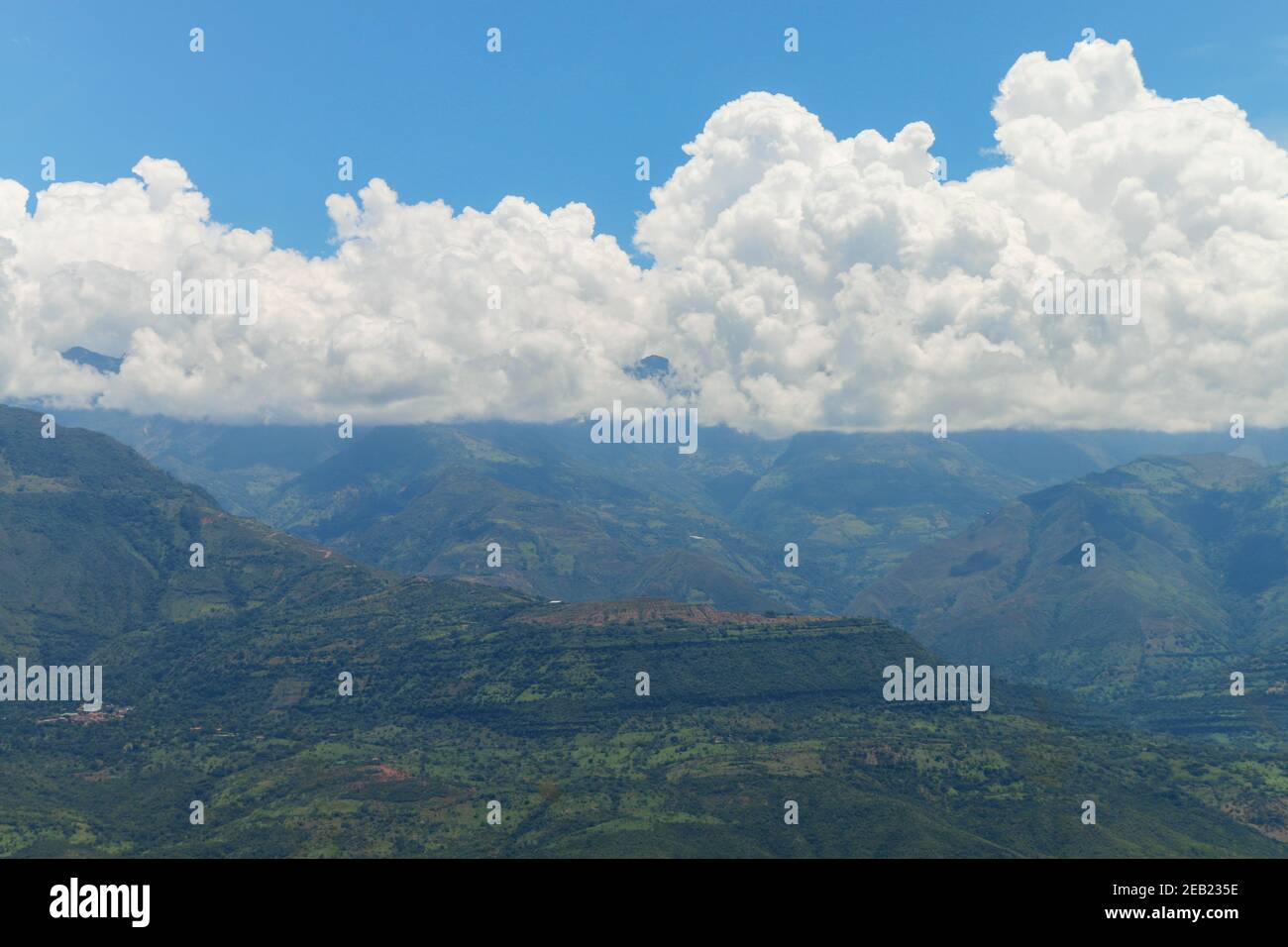 Malerisches Panorama auf kolumbianischen Hochland/Bergen mit dichten Wolken, die eine Linie durch Landschaft schaffen, Kolumbien Stockfoto