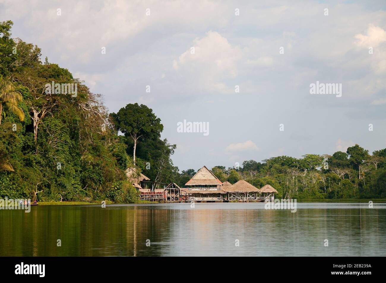 In der Mitte des amazonas-Flusses, traditionelles Eingeborenenhaus/Resort auf dem Wasser, Amazonas-Dschungel, Kolumbien Stockfoto