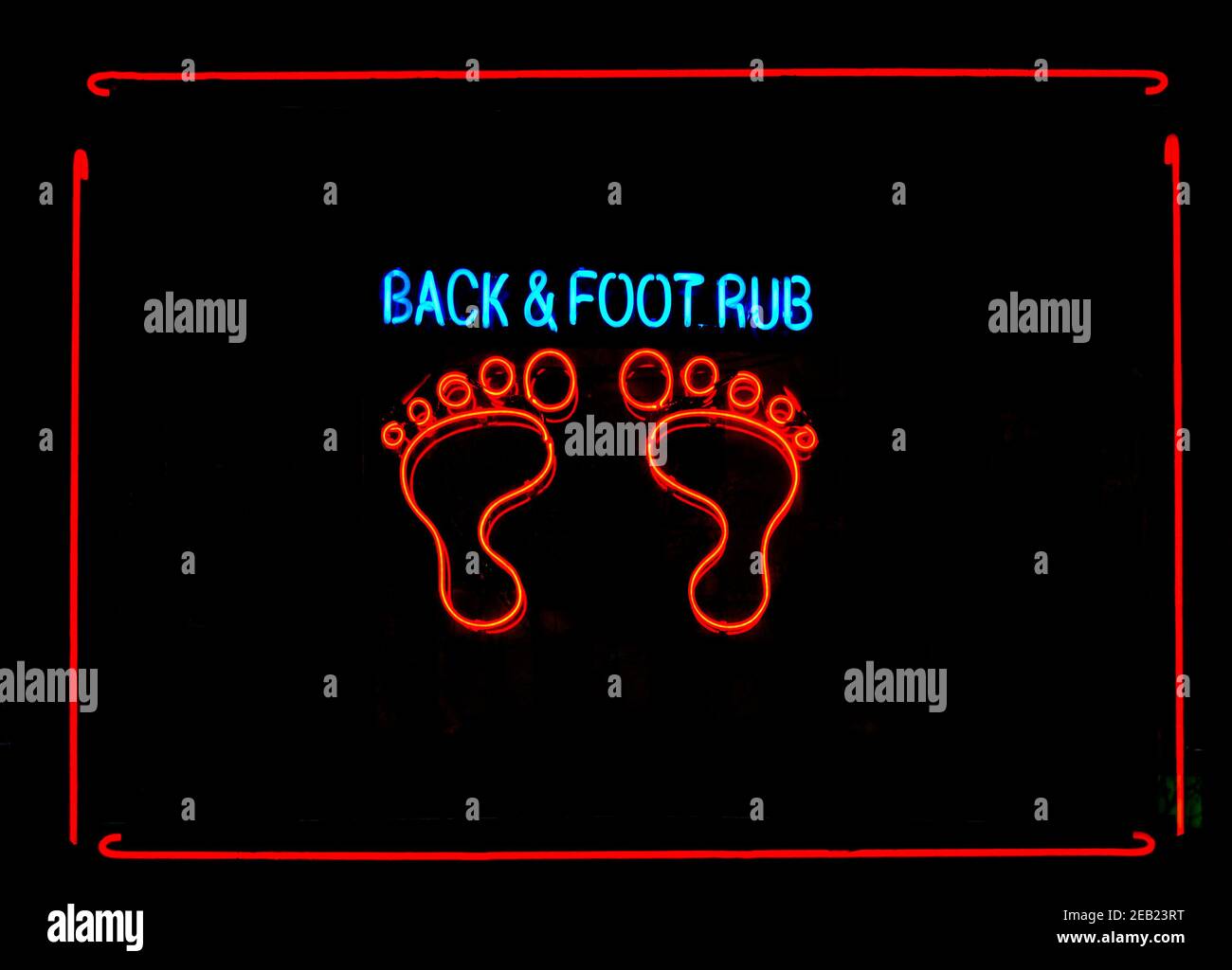 Ein Neon-Schild in einem New York City Fenster Werbung Rücken und Fuß reiben im Inneren des Unternehmens. Stockfoto