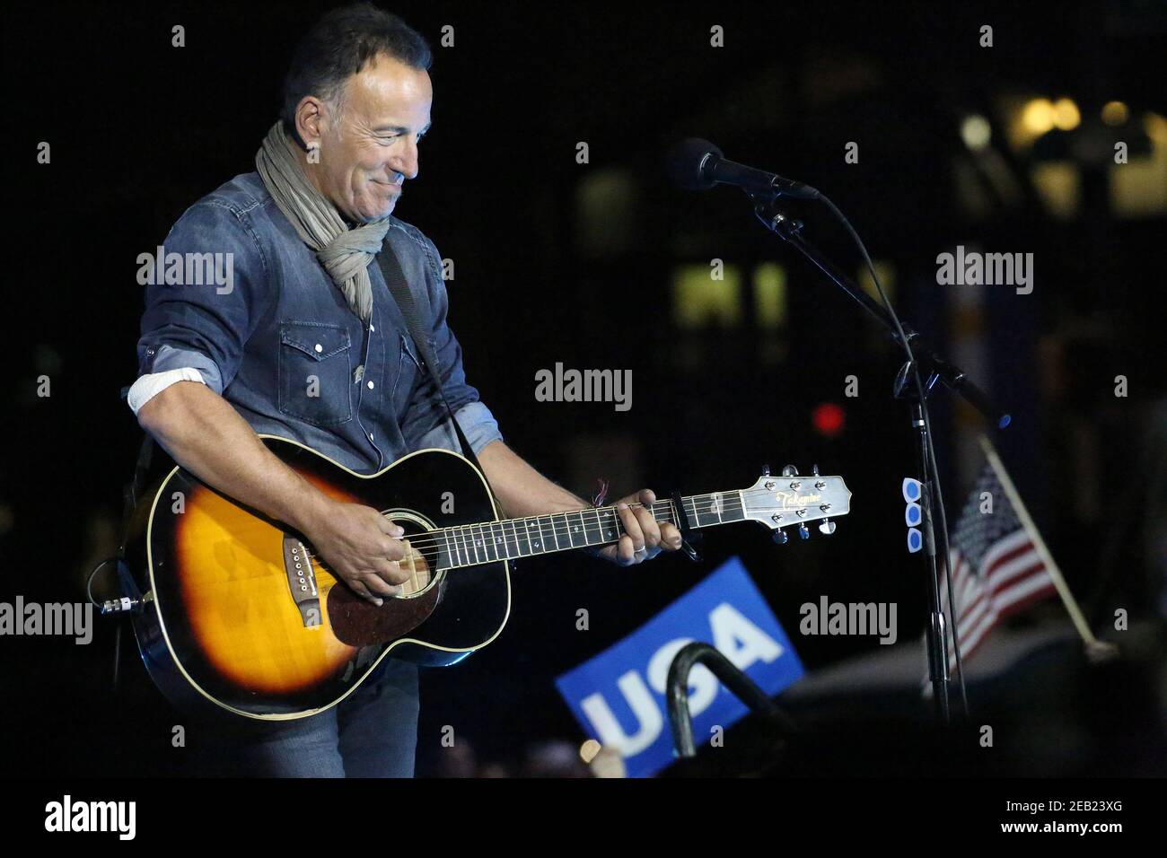 **Datei Foto** Bruce Springsteen Details ergeben sich aus der Verhaftung des DWI im November. PHILADELPHIA, PA - NOVEMBER 7: Bruce Springsteen bei der GOTV-Kundgebung zur Unterstützung von Hillary Clinton für Präsident in der Independence Mall in Philadelphia, Pennsylvania am 7. November 2016. Bild: Star Shooter/MediaPunch Stockfoto