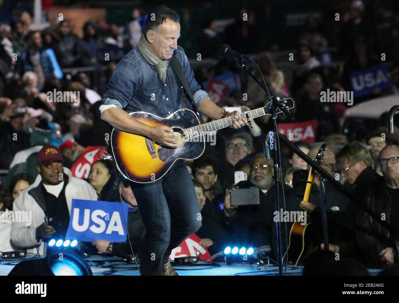 **Datei Foto** Bruce Springsteen Details ergeben sich aus der Verhaftung des DWI im November. PHILADELPHIA, PA - NOVEMBER 7: Bruce Springsteen bei der GOTV-Kundgebung zur Unterstützung von Hillary Clinton für Präsident in der Independence Mall in Philadelphia, Pennsylvania am 7. November 2016. Bild: Star Shooter/MediaPunch Stockfoto