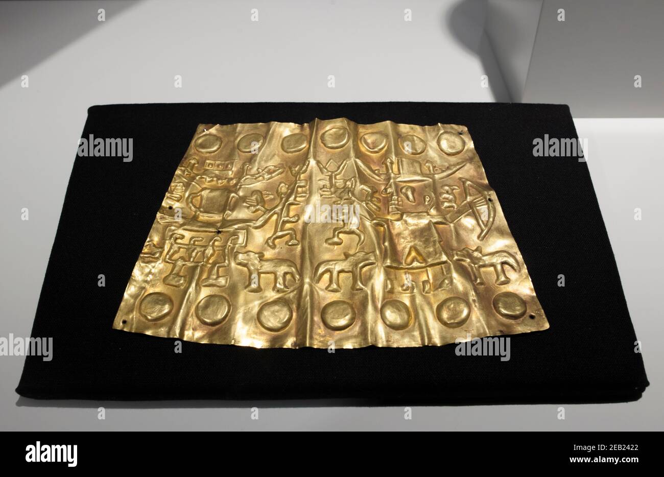 Madrid, Spanien - Jul 11th, 2020: Huari Culture Gold Armband mit Jagdszenen verziert. Mittlerer Horizont, 600 v. Chr. Peru. Museum of the Americas, Madr Stockfoto