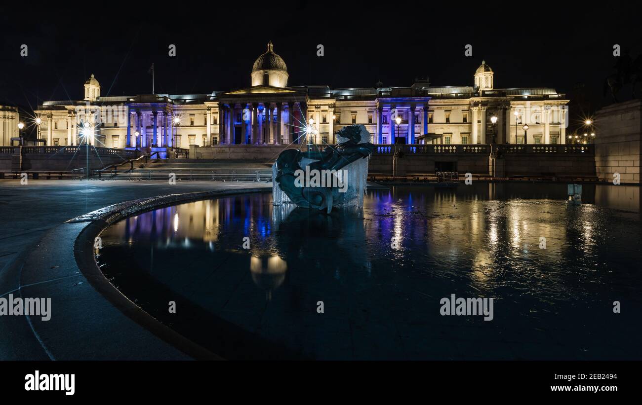 Eisige Meerjungfrauen auf dem Trafalgar Square während einer extremen Kältewelle in London und Großbritannien nach dem Besuch von "The Beast from the East 2" und dem Sturm darcy. Stockfoto