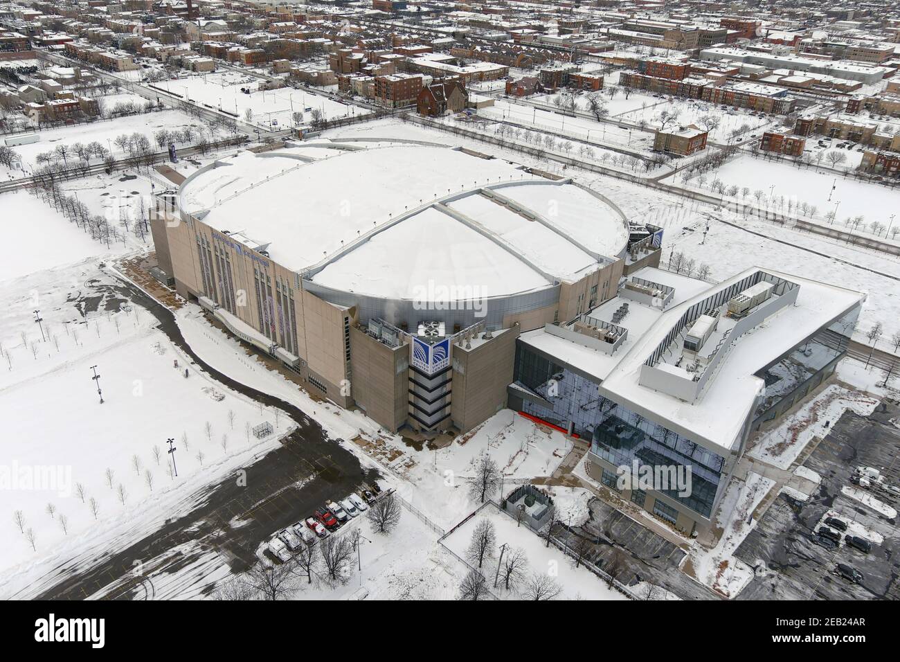 Eine Luftaufnahme eines schneebedeckten United Center, Sonntag, 7. Februar 2021, in Chicago. Die Arena ist die Heimat der Chicago Bulls und der Chicago Blackhawk Stockfoto