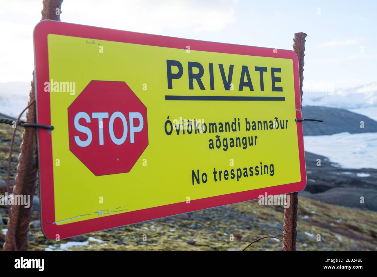 Schild, das sagt, dass das Land privat ist und dass dort Ist kein Übertreten erlaubt Stockfoto