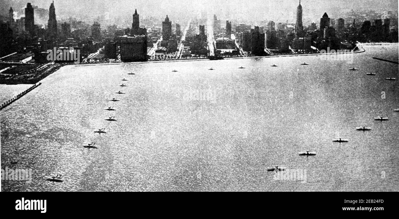 1934, USA : Gli idrovolanti comandati da ITALO BALBO durante la Seconda Crociera , arrivano sul lago Michigan di fronte a Chicago - AVIAZIONE - AVIATORI - AVIATORS - TRASVOLATA OCEANICA - AEREO - AEREI - anni trenta - anni '30 - 1930er Jahre ---- Archivio GBB Stockfoto