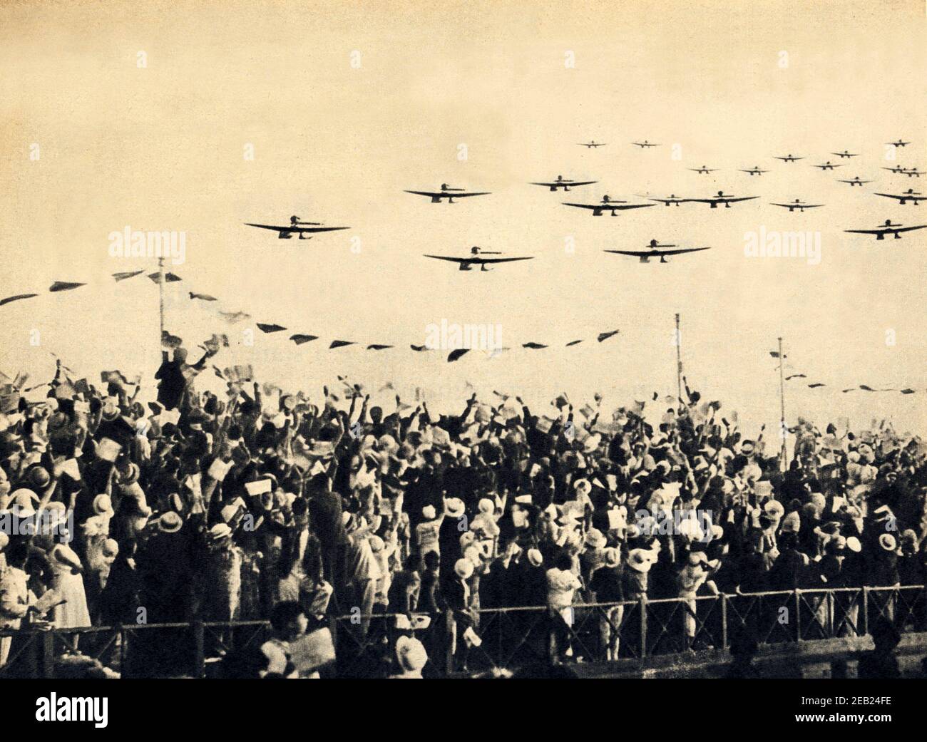 12 august 1934 , Ostia Lido , Italien : die Rückkehr in Italien von italienischen idrovolanti ' Atlantici ' von ITALO BALBO - AVIAZIONE - AVIATORI - FLIEGER - TRASVOLATA OCEANICA - AEREO - AEREI - anni trenta - anni '30 - 1930er Jahre ---- Archivio GBB Stockfoto