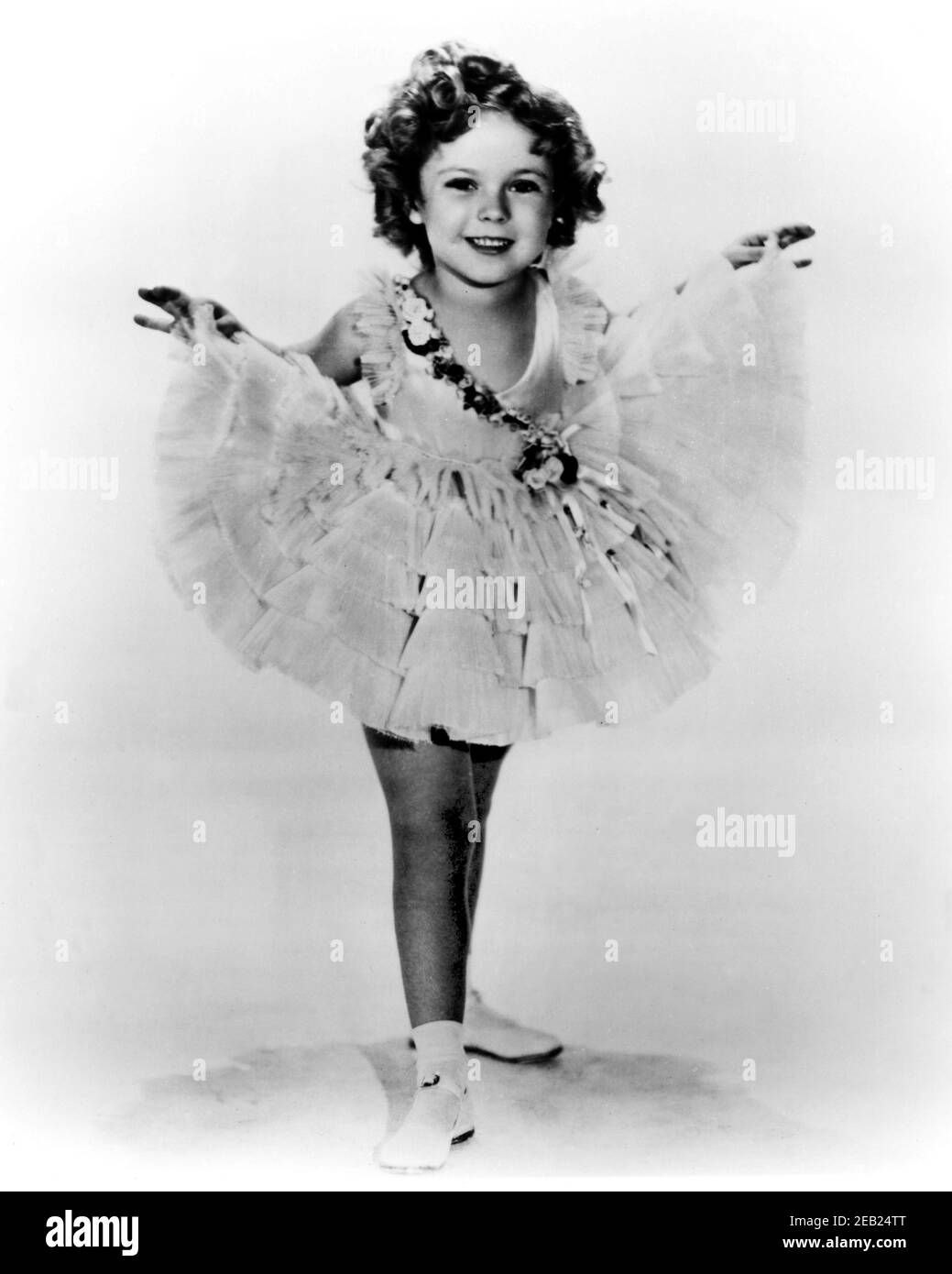 1934 ca., USA : Die Kinderdarstellerin SHIRLEY TEMPLE ( 1928 - 2014 ) , Fox Film Pubblicity Still - FILM - KINO - Porträt - ritratto - boccoli - riccioli - Locken - bambino prodigio - TANZ - BALLETT - DANZA - Scarpe alla bebè - tutù - balletto ---- Archivio GBB Stockfoto