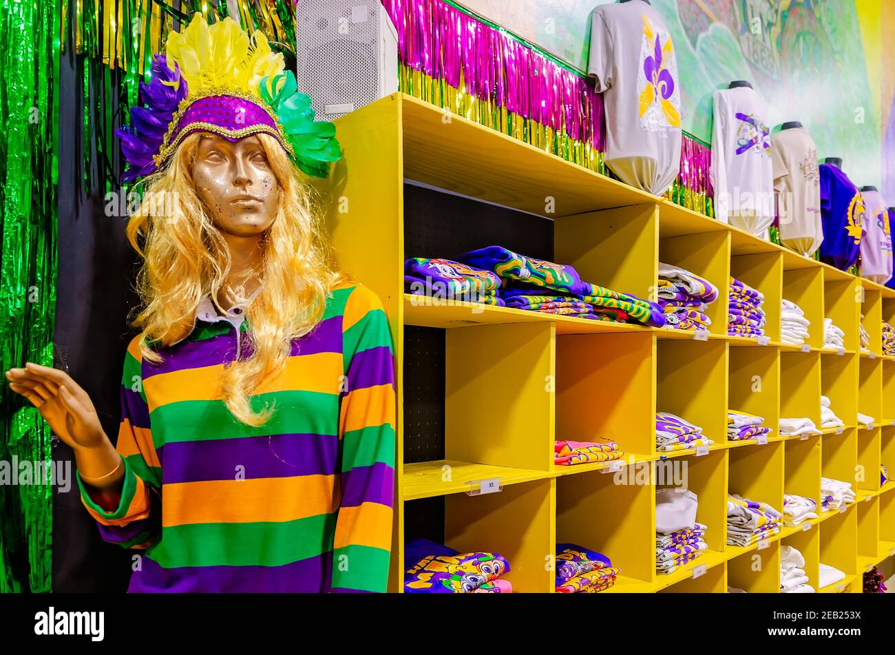 Eine Schaufensterpuppe modelliert ein Mardi Gras Shirt neben Regalen von Mardi Gras Bekleidung in Toomey's Mardi Gras Shop, 8. Februar 2021, in Mobile, Alabama. Stockfoto