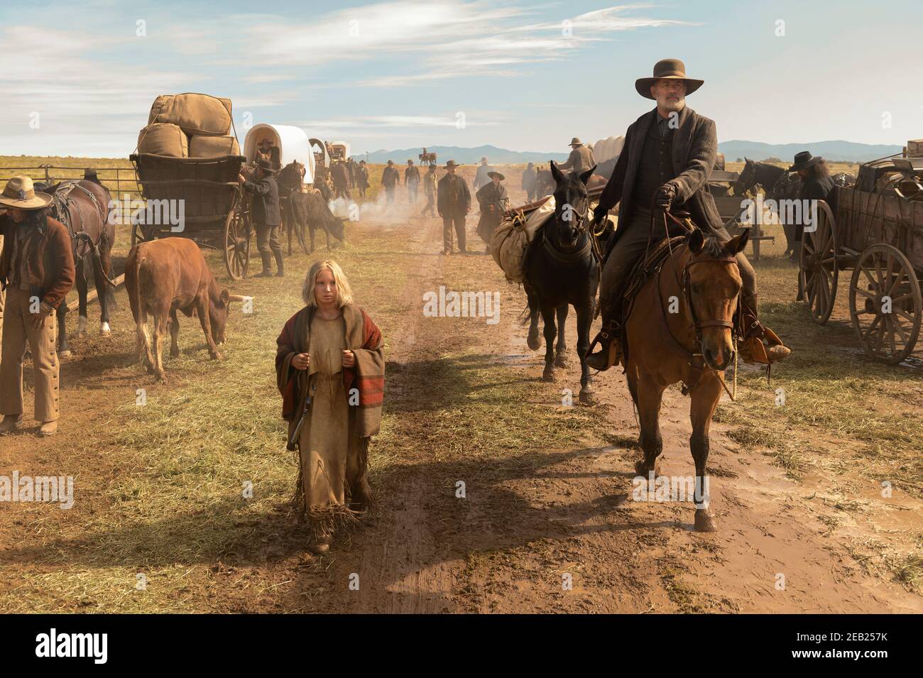 News of the World (2020) unter der Regie von Paul Greengrass und mit Tom Hanks als Veteran des Bürgerkriegs, der zustimmt, ein Mädchen (Helena Zengel) zu ihren Verwandten zurückzubringen, nachdem es vor Jahren von einem indianischen Stamm entführt wurde. Stockfoto