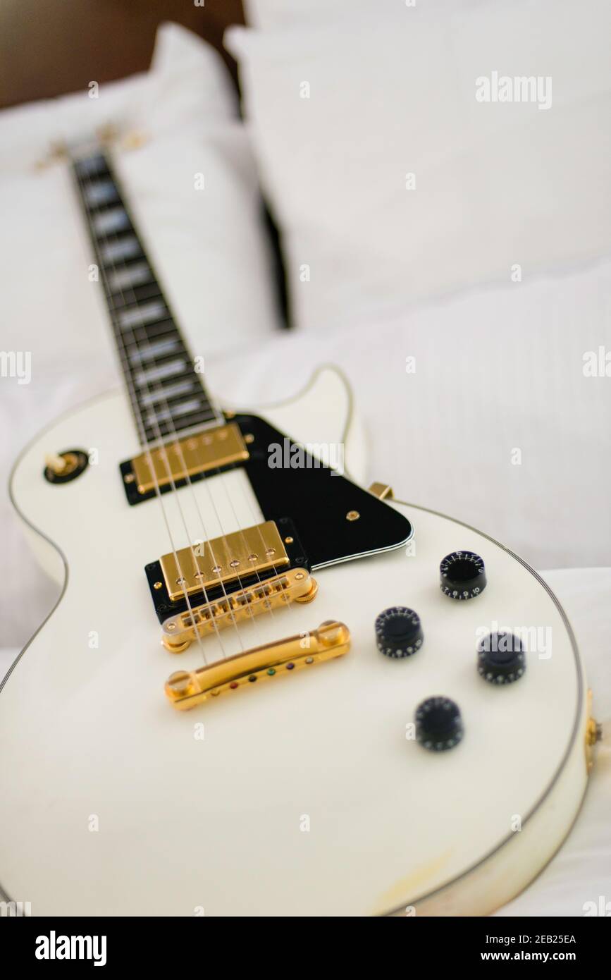 Weiße Gibson Gitarre auf Hintergrund von weißen Bettlaken. Stockfoto