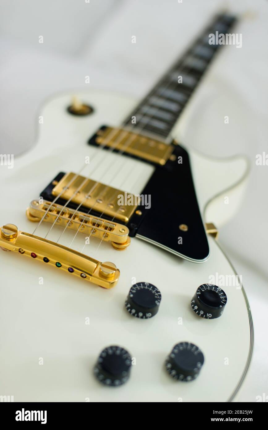 Weiße Gibson Gitarre auf Hintergrund von weißen Bettlaken. Stockfoto