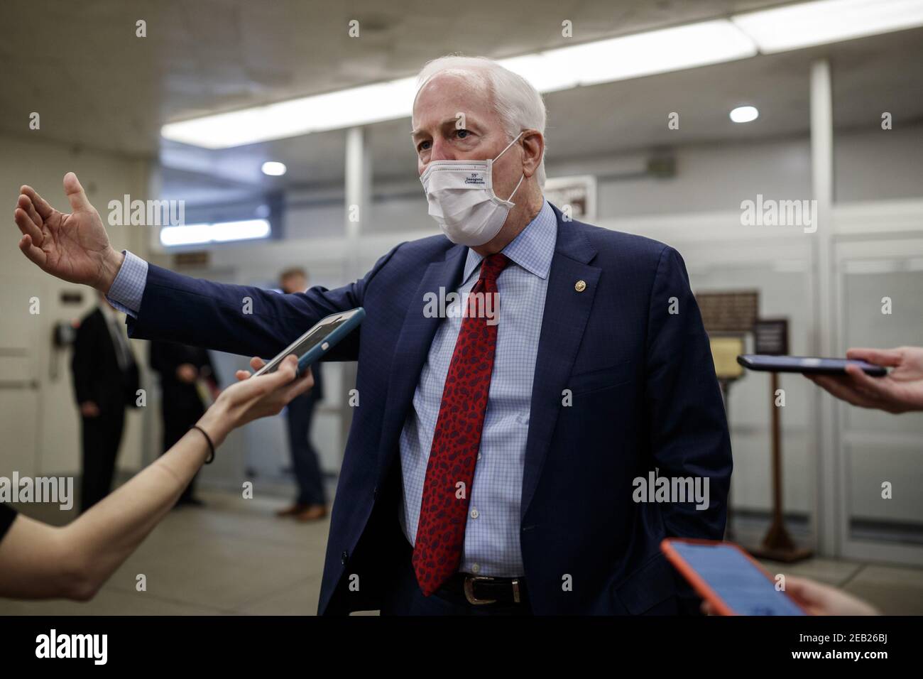 Washington, Usa. Februar 2021, 11th. Senator John Cornyn, ein Republikaner aus Texas, trägt eine Schutzmaske, während er am Ende des dritten Tages des zweiten Amtsenthebungsverfahrens im Capitol in Washington, DC, am Donnerstag, dem 11. Februar 2021, mit Pressemitgliedern in der Senatsunterbahn sprach. Argumente werden heute im Amtsenthebungsverfahren gegen den ehemaligen Präsidenten Donald Trump präsentiert. Pool Foto von Ting Shen/UPI Kredit: UPI/Alamy Live Nachrichten Stockfoto