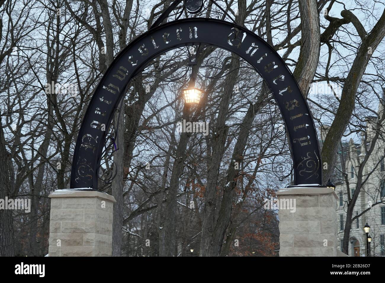 Ein Schild am Eingang der Northwestern University, Sonntag, 7. Februar 2021, in Evanston, Illinois. Stockfoto