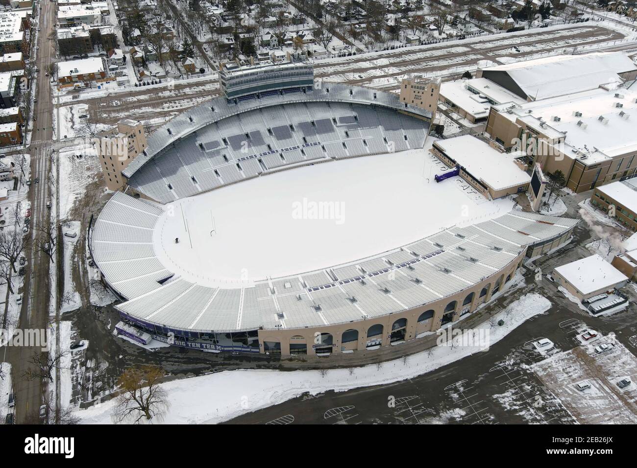 Eine Luftaufnahme eines schneebedeckten Ryan-Feldes, Sonntag, 7. Februar 2021, in Evanston, Illinois. Das Stadion ist die Heimat der Northwestern University Wildc Stockfoto