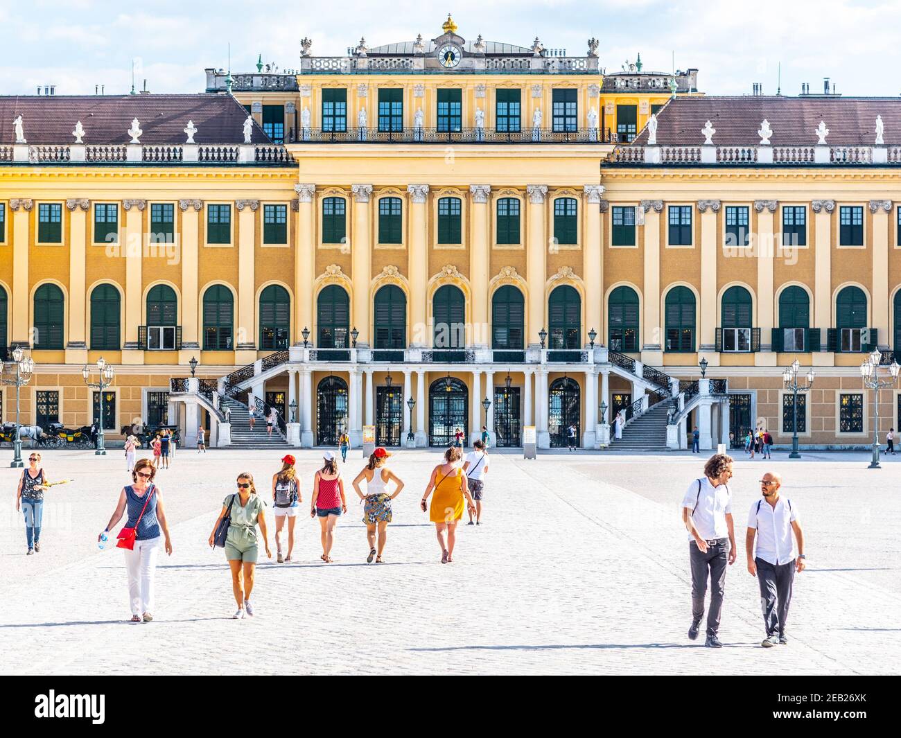 WIEN, ÖSTERREICH - 23. JULI 2019: Schloss Schönbrunn, Deutsch: Schloss Schönbrun, barocke Sommerresidenz der Habsburger Monarchen in Hietzing, Wien Stockfoto
