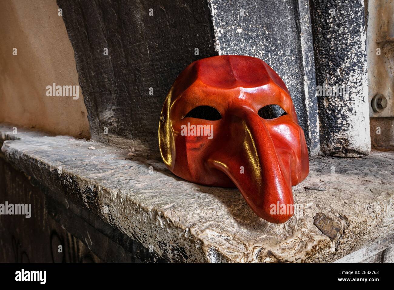 Theatermaske des Künstlers Carlo Setti aus Venedig. Stockfoto