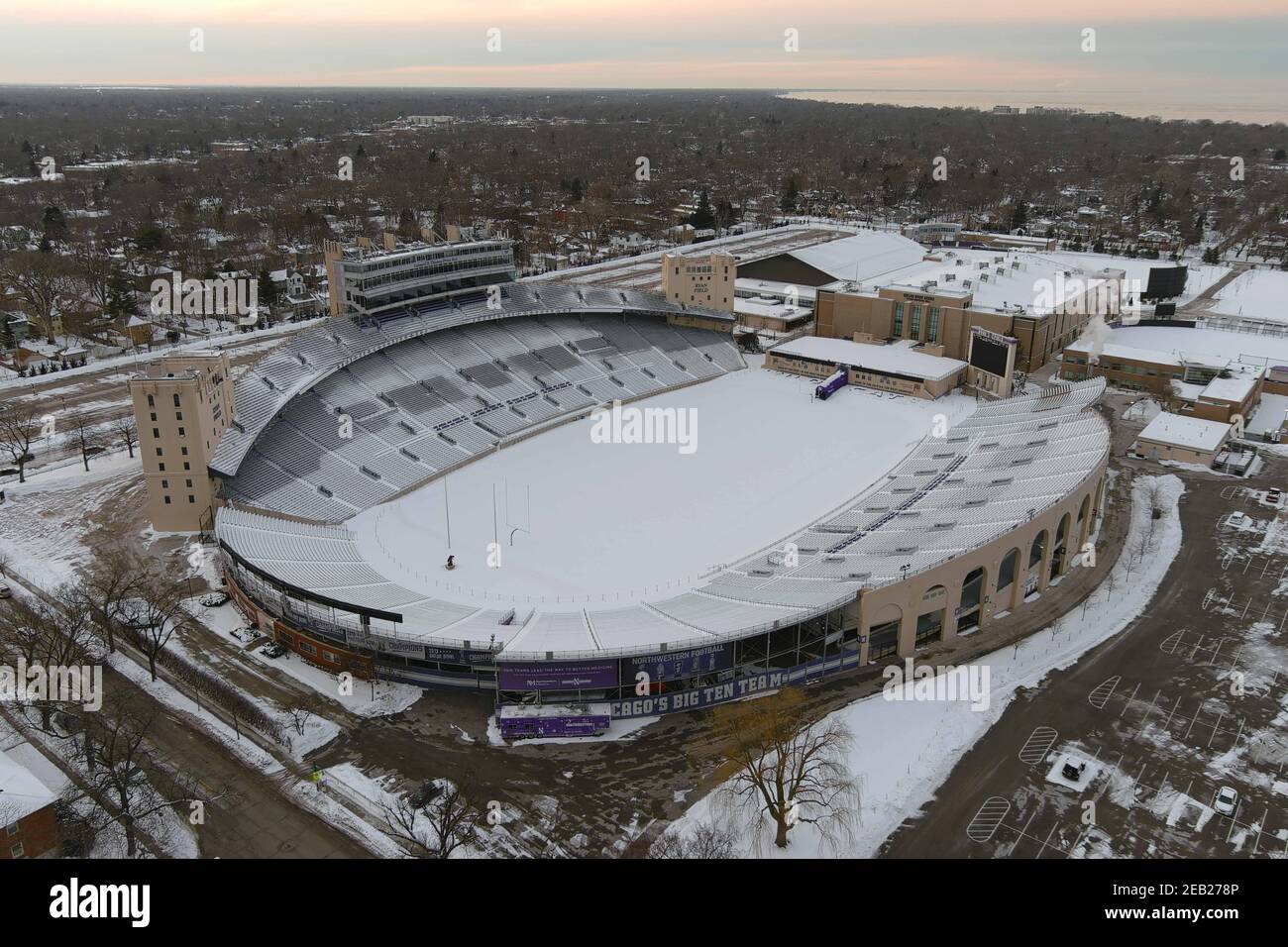 Eine Luftaufnahme eines schneebedeckten Ryan-Feldes, Sonntag, 7. Februar 2021, in Evanston, Illinois. Das Stadion ist die Heimat der Northwestern University Wildc Stockfoto