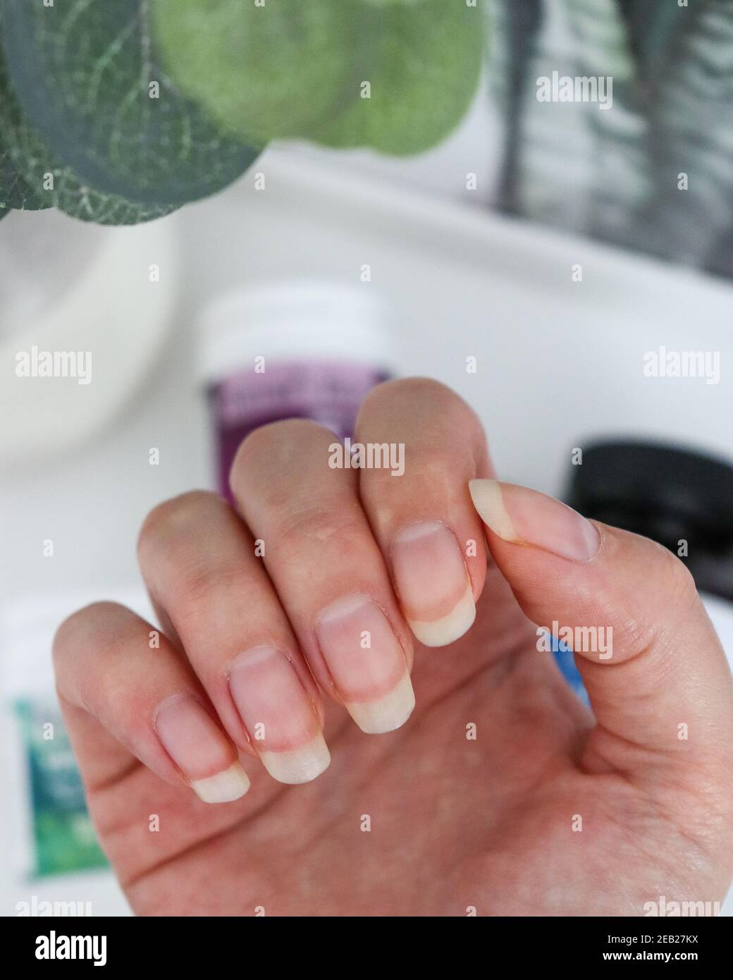 Long finger nails -Fotos und -Bildmaterial in hoher Auflösung – Alamy