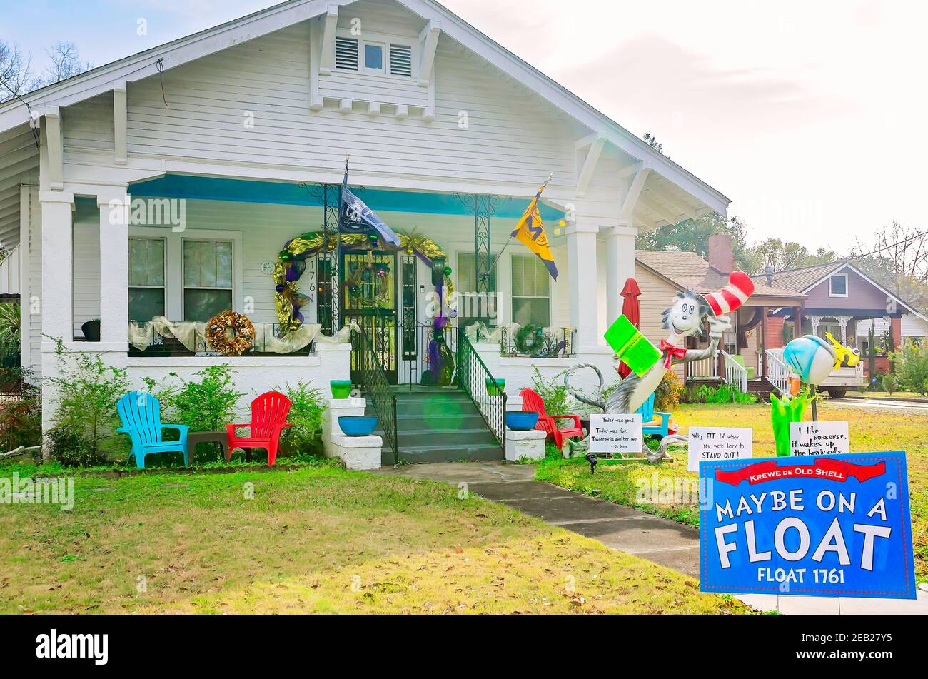 Ein Haus ist mit einem Dr. Seuss Thema für Mardi Gras an der Old Shell Road, 8. Februar 2021, in Mobile, Alabama dekoriert. Stockfoto