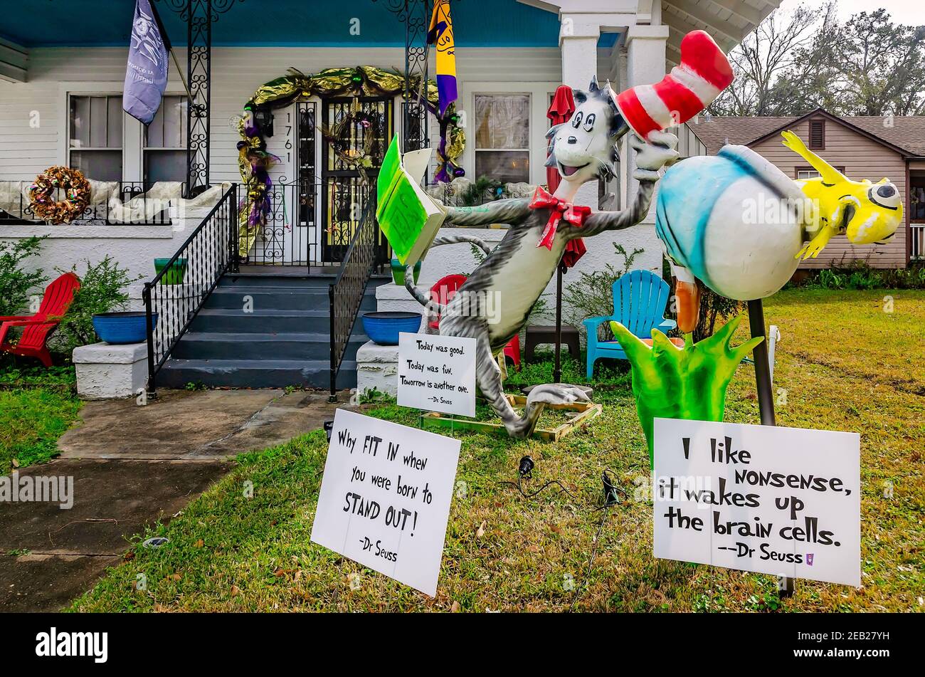 Ein Haus ist mit einem Dr. Seuss Thema für Mardi Gras an der Old Shell Road, 8. Februar 2021, in Mobile, Alabama dekoriert. Stockfoto
