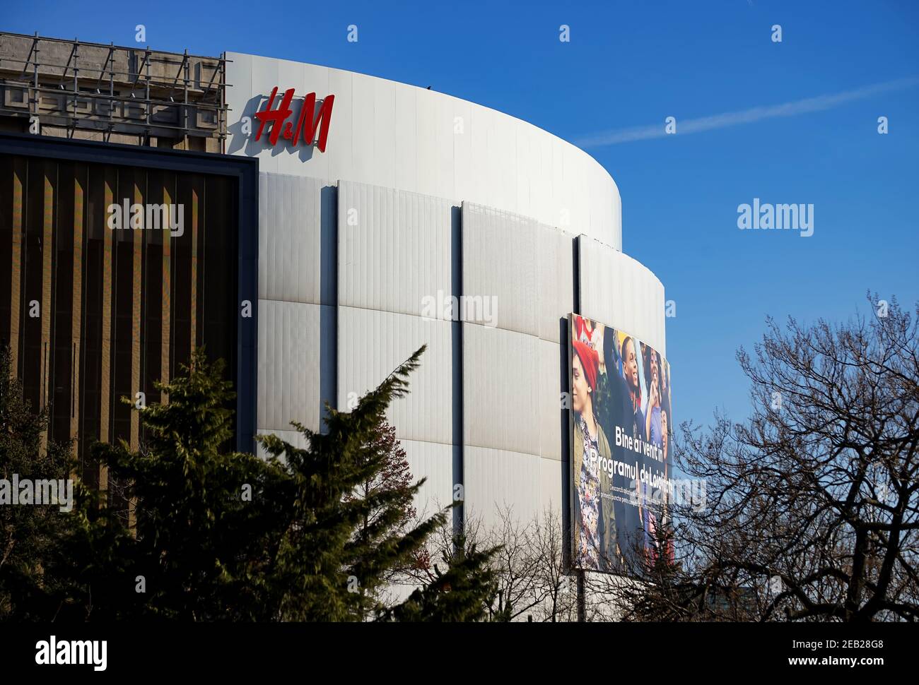 Bukarest, Rumänien - 04. Februar 2021: An der Fassade des Unirea Shopping ist ein Logo des schwedischen multinationalen Bekleidungshandelsunternehmens H&M zu sehen Stockfoto