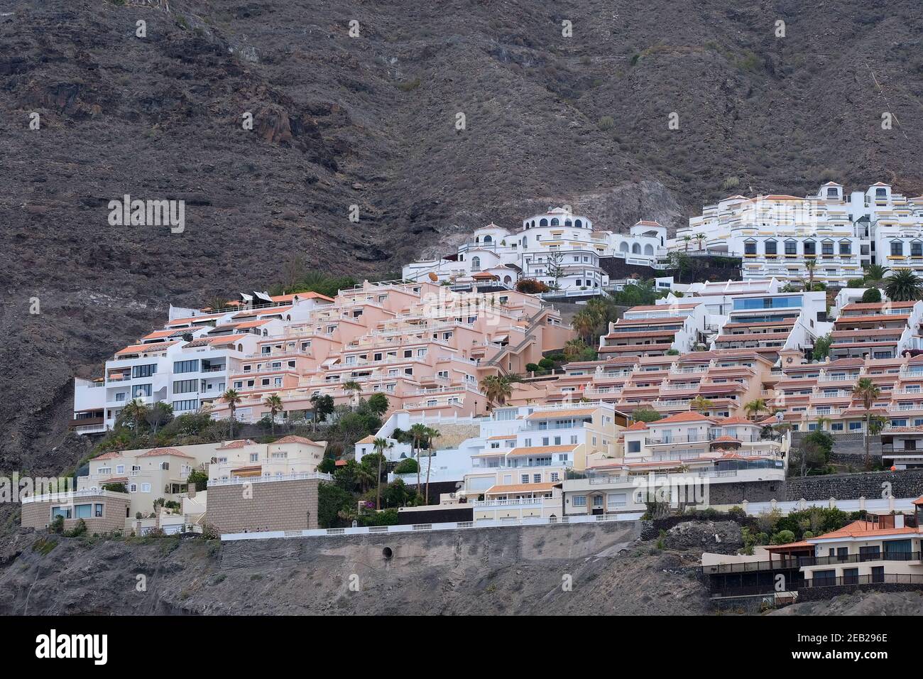 Juni 2018 - Moderne Häuser und Wohnungen von Los Gigantes auf Teneriffa, Kanarische Inseln. Stockfoto