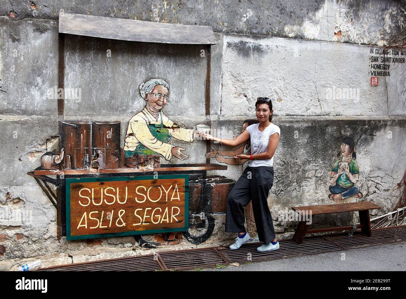 Penangs städtische Kunstszene nahm 2012 ihren Beginn, als das George Town Festival ein Projekt namens Mirrors in Auftrag gab, eine Serie von Wandgemälden des litauischen Künstlers Stockfoto