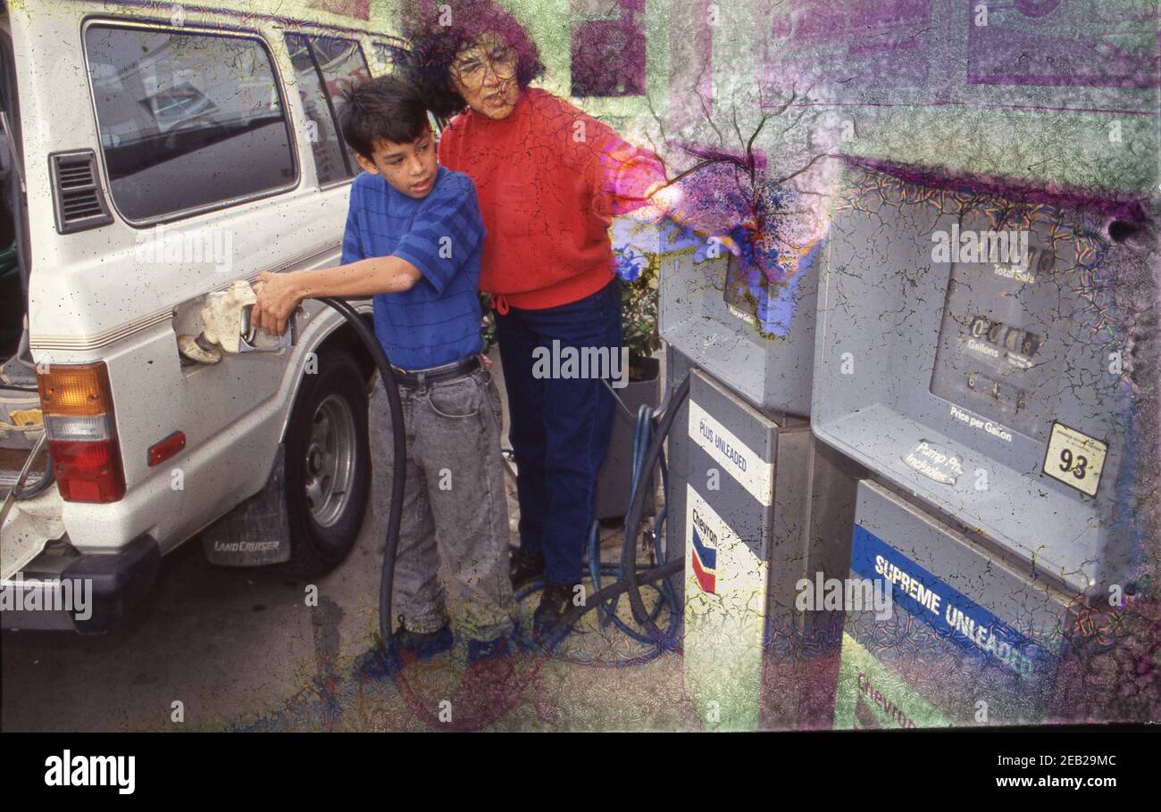 Austin, Texas USA, 1989: Frau und Sohn füllen 1983 Land Cruiser mit Gas. © Bob Daemmrich Stockfoto