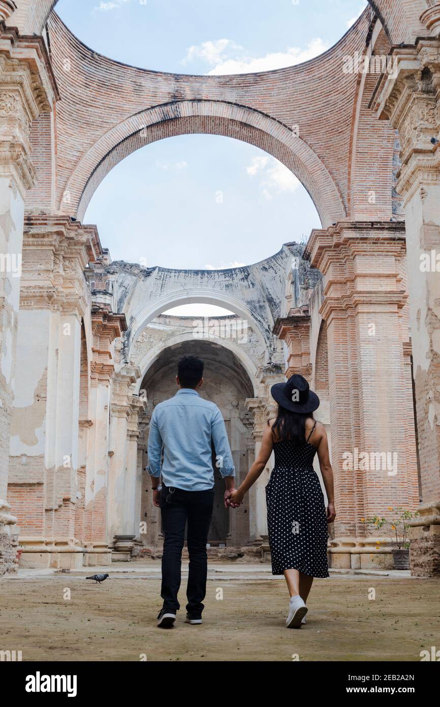 Junges Paar im Urlaub Besuch berühmten antiken Ruinen - Reisende Genießen Sie ihren romantischen Urlaub in Antigua Guatemala - Paar zu Fuß Hand in Hand Stockfoto