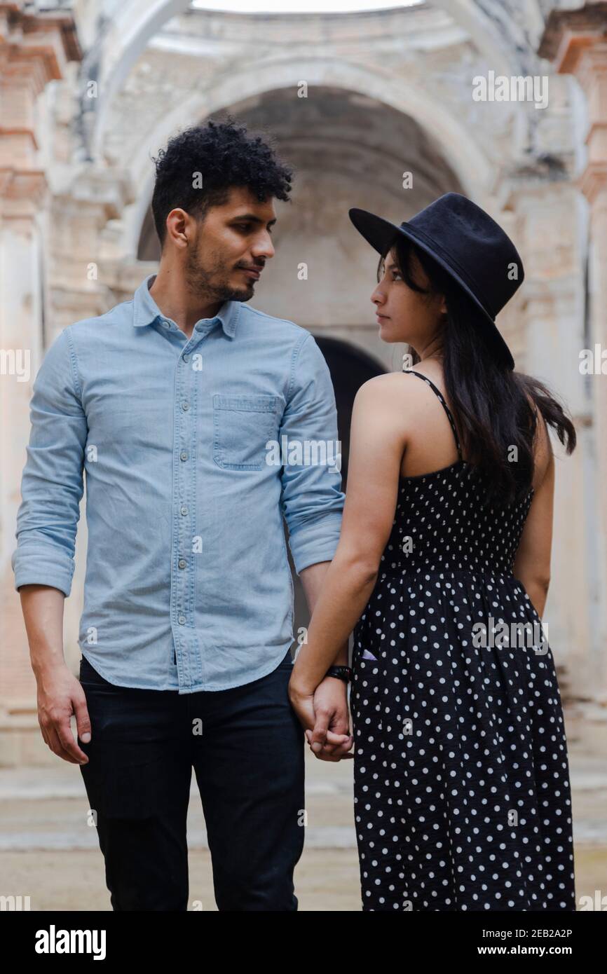 Junges Paar im Urlaub Besuch berühmten antiken Ruinen - Reisende Genießen Sie ihre romantischen Urlaub in Antigua Guatemala - Paar halten Hände looki Stockfoto