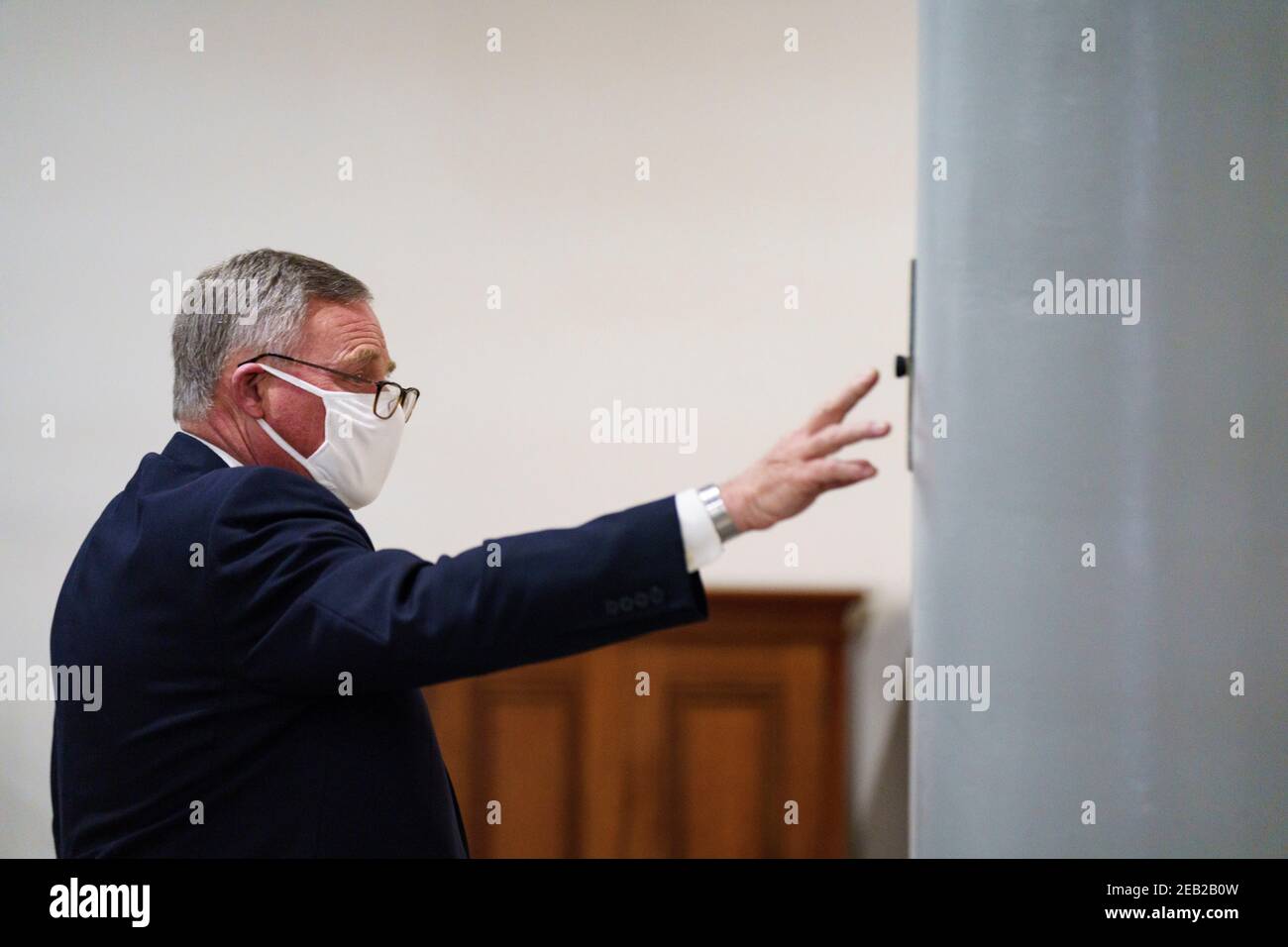 Senator Richard Burr, ein Republikaner aus North Carolina, trägt eine Schutzmaske, während er am Donnerstag, den 11. Februar 2021, im US-Kapitol in Washington, D.C., USA, die Senatsbahn fordert. Die Staatsanwälte des Hauses nutzten den zweiten Tag von Donald Trumps Amtsenthebungsverfahren, um eine monatelange Kampagne des ehemaligen Präsidenten detailliert zu beschreiben, um Hass zu schüren und Gewalt über die Wahlergebnisse zu fördern, die sie sagten, gipfelten in dem Mobangriff auf das US-Kapitol, das er dann wenig getan habe, um zu stoppen. Quelle: Ting Shen - Pool via CNP - Nutzung weltweit Stockfoto