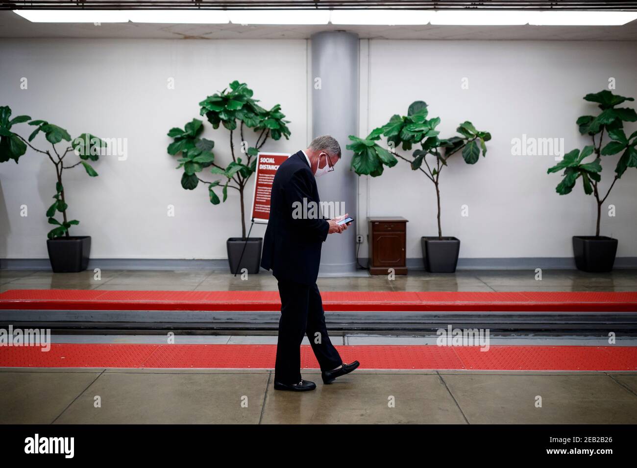 Senator Richard Burr, ein Republikaner aus North Carolina, trägt eine Schutzmaske, während er am Donnerstag, den 11. Februar 2021 in der Senate Subway im US-Kapitol in Washington, D.C., USA, wartet. Die Staatsanwälte des Hauses nutzten den zweiten Tag von Donald Trumps Amtsenthebungsverfahren, um eine monatelange Kampagne des ehemaligen Präsidenten detailliert zu beschreiben, um Hass zu schüren und Gewalt über die Wahlergebnisse zu fördern, die sie sagten, gipfelten in dem Mobangriff auf das US-Kapitol, das er dann wenig getan habe, um zu stoppen. Quelle: Ting Shen - Pool via CNP - Nutzung weltweit Stockfoto