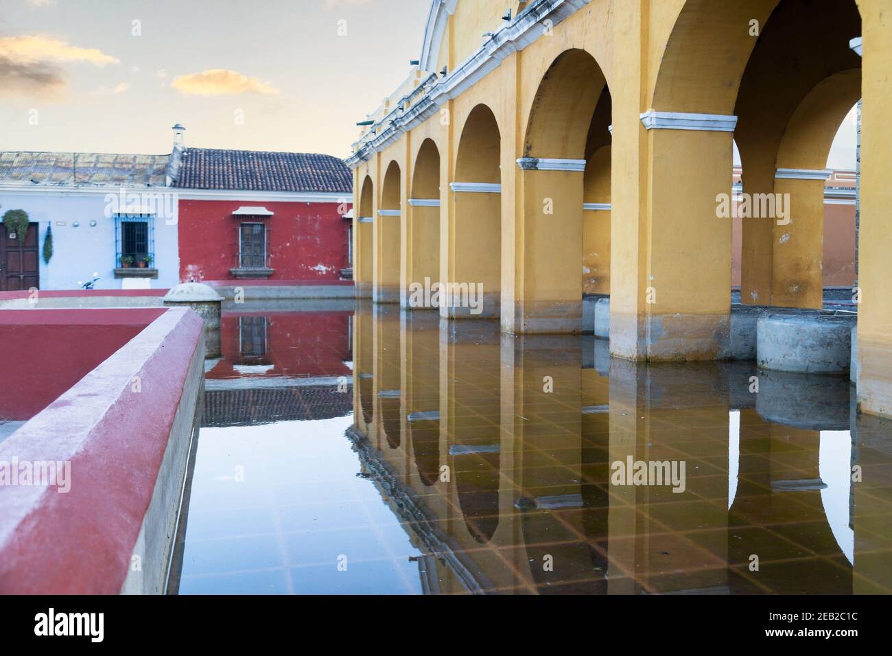 Berühmter alter Waschplatz - großer Stapel im Kolonialstil - Tanque La Union Antigua Guatemala Stockfoto