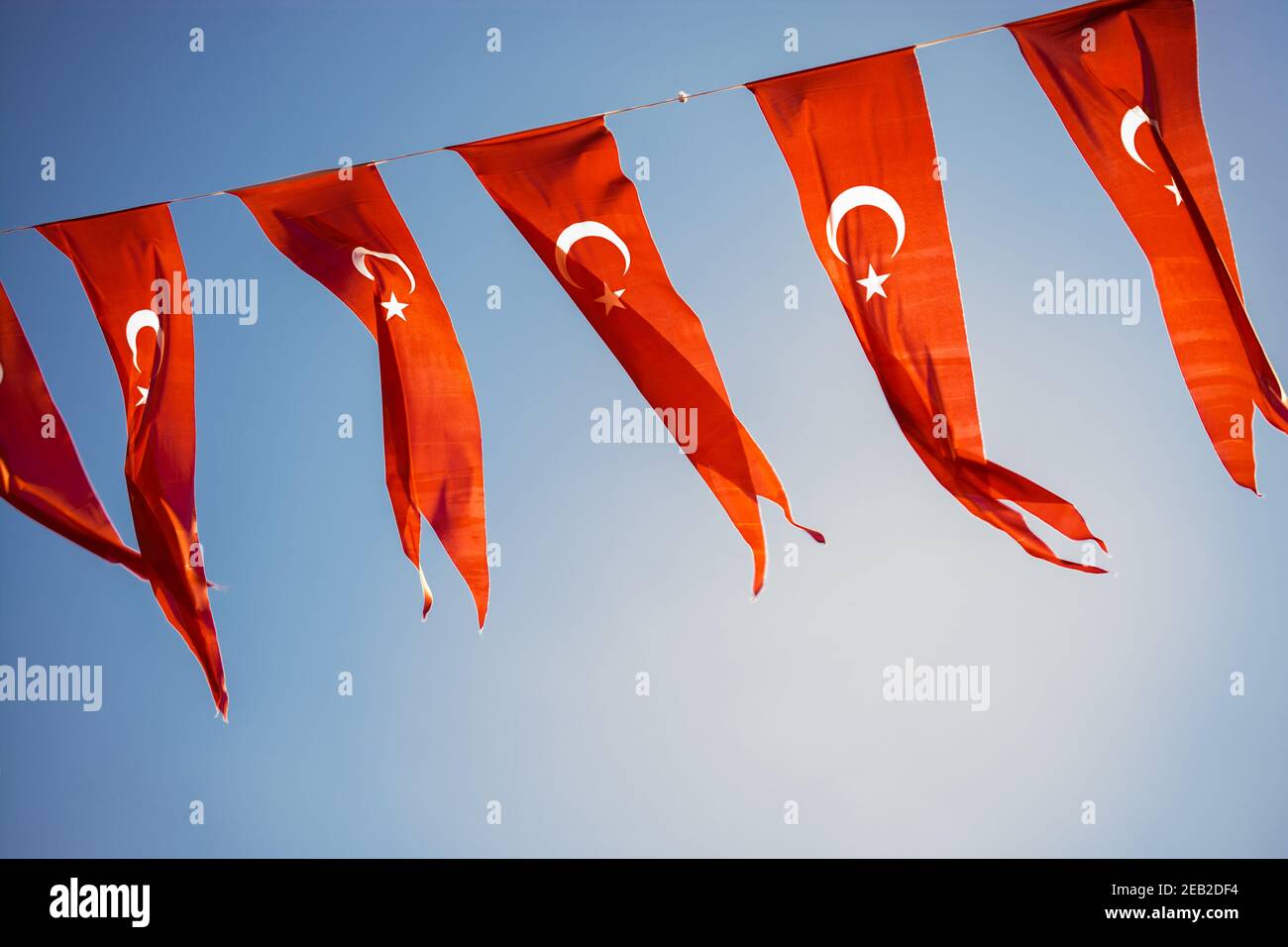 Türkische Nationale Fahnen mit weißem Stern und Mond im Himmel Stockfoto