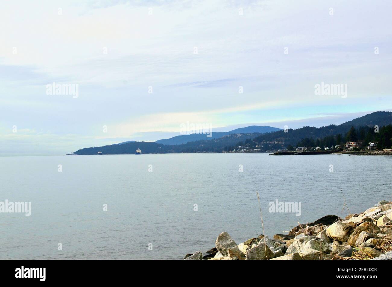 Blick auf West Vancouver Shore über English Bay, British Columbia Stockfoto