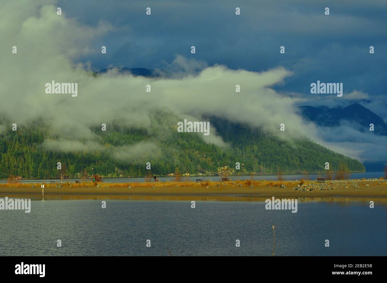 Morgenfarben in einer Lake Shore Stadt in Pacific Coastal Berge Stockfoto