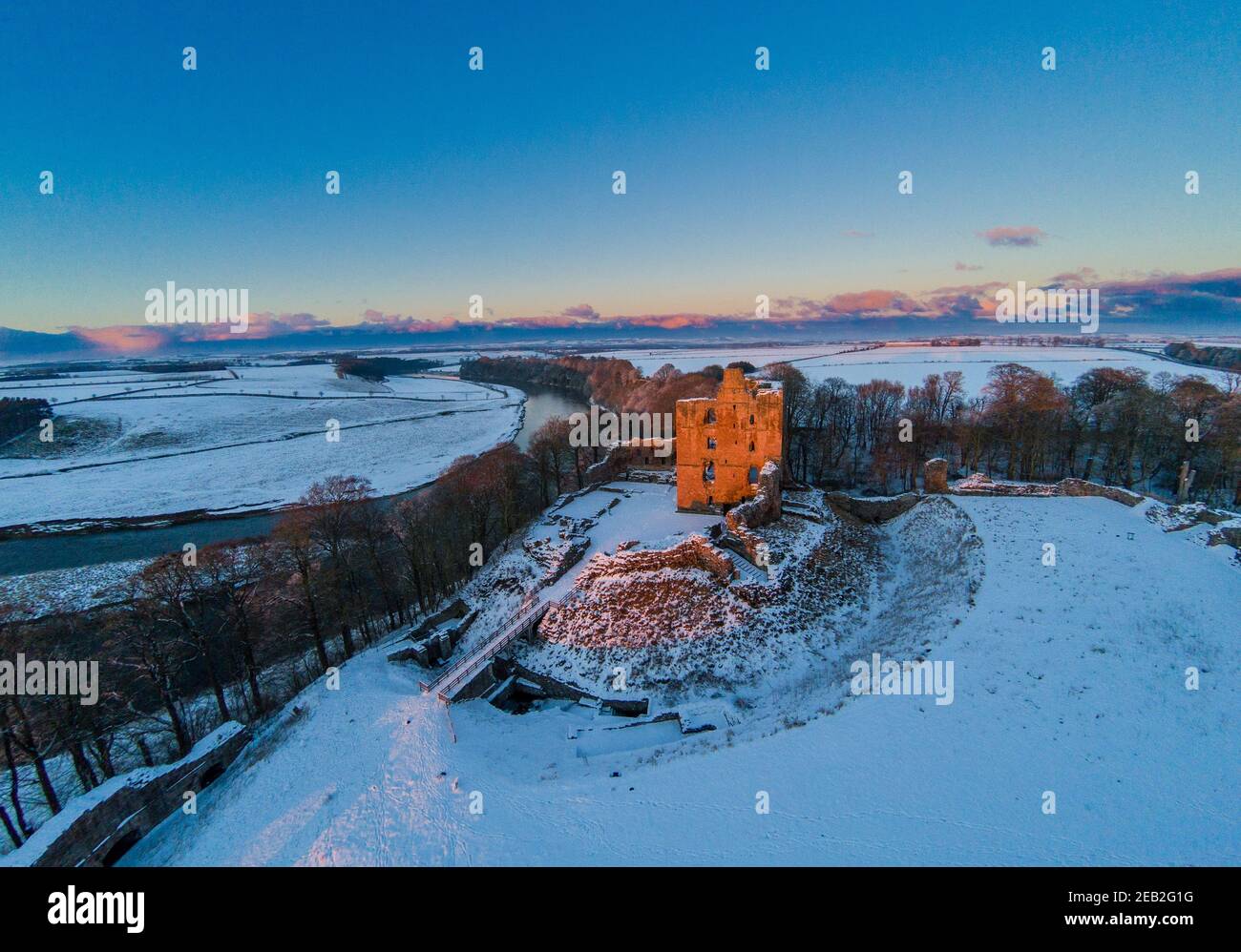 Luftaufnahme von Norham Castle, die Wache über dem Fluss Tweed steht ein beliebtes Thema von Turner, die viel von seinem Ruhm zu ihm zugeschrieben. Stockfoto